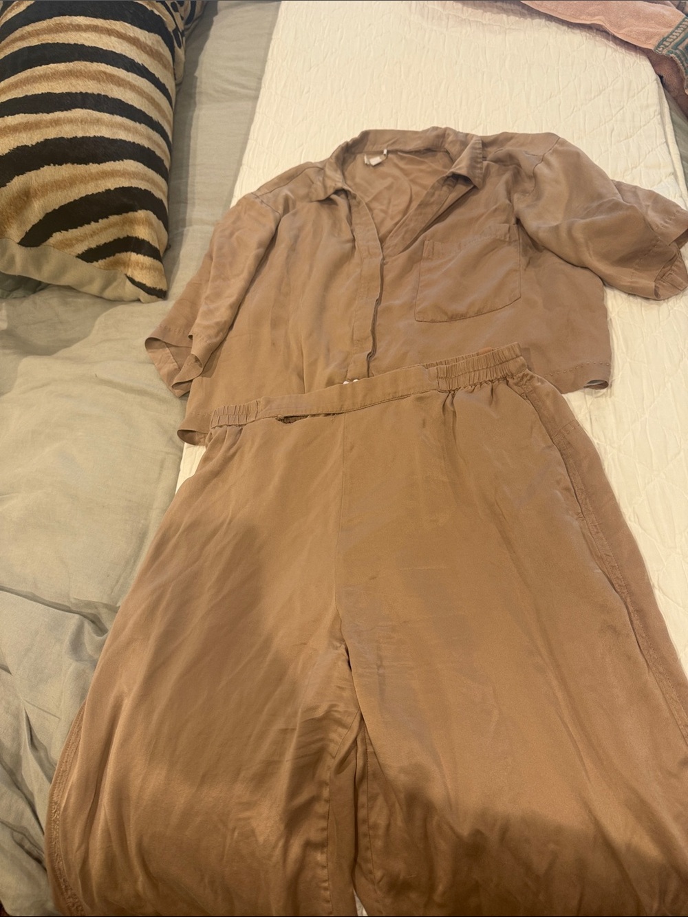 Lunya Sand Women M washable set pants and top. Please see condition